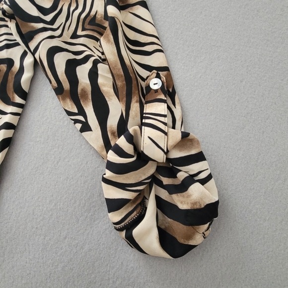 Chico's Womens White Brown Black Tiger Button Down Shirt Top Blouse Size 1 - Picture 5 of 10